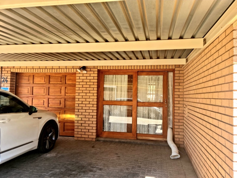 4 Bedroom Property for Sale in Roylglen Gardens Northern Cape
